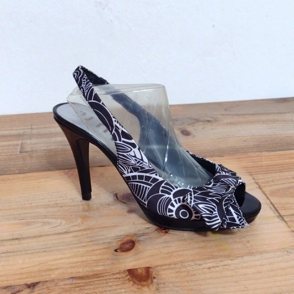 Unisa Black Open Toe Heeled Sandals w/ Bow & Backstrap Size 7m - Picture 1 of 13